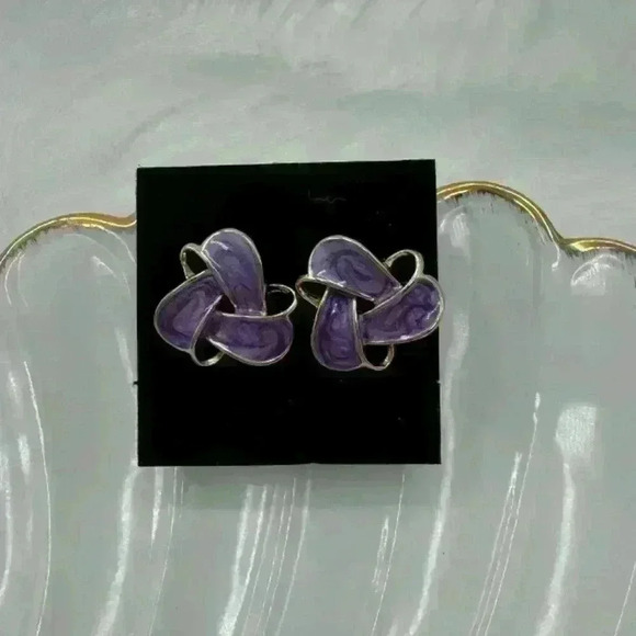 Cute Enamel Flower Earrings Stud Earrings in Purple - Picture 2 of 3